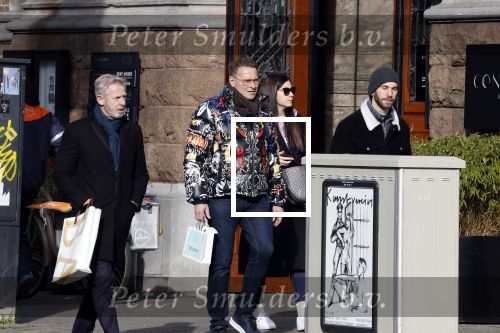 Amsterdam 11 februari 2023
Albert Verlinde en partner Onno Hoes in Amsterdam zuid. Albert draagt een opvallende skijas van het merk Philip Plein .