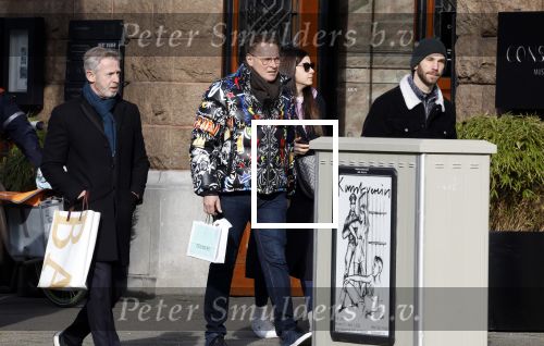 Amsterdam 11 februari 2023
Albert Verlinde en partner Onno Hoes in Amsterdam zuid. Albert draagt een opvallende skijas van het merk Philip Plein .