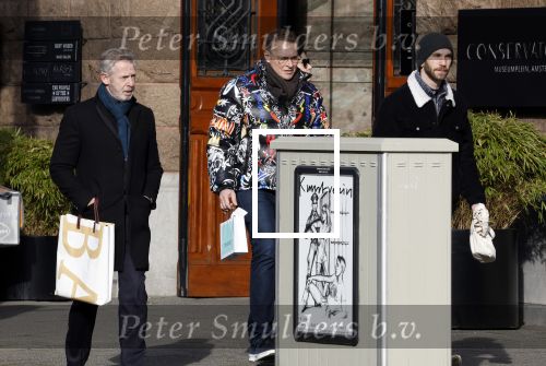 Amsterdam 11 februari 2023
Albert Verlinde en partner Onno Hoes in Amsterdam zuid. Albert draagt een opvallende skijas van het merk Philip Plein .
