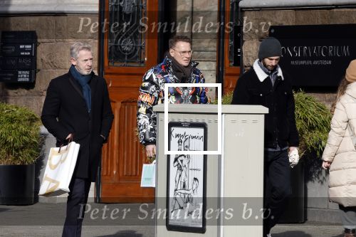 Amsterdam 11 februari 2023
Albert Verlinde en partner Onno Hoes in Amsterdam zuid. Albert draagt een opvallende skijas van het merk Philip Plein .