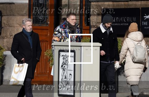 Amsterdam 11 februari 2023
Albert Verlinde en partner Onno Hoes in Amsterdam zuid. Albert draagt een opvallende skijas van het merk Philip Plein .