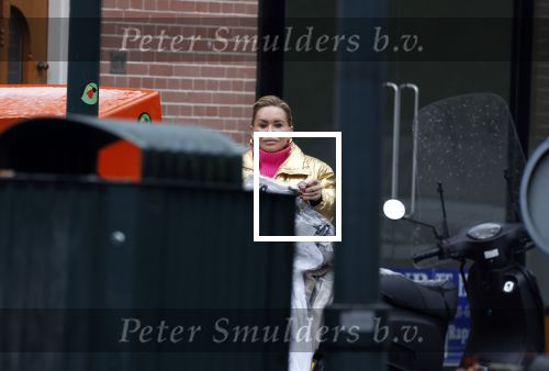 Amsterdam 20 januari 2023
Connie Witteman doet in haar groene biro en gouden jas met roze trui boodschappen in Amsterdam zuid.