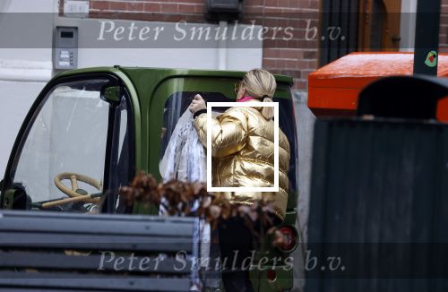 Amsterdam 20 januari 2023
Connie Witteman doet in haar groene biro en gouden jas met roze trui boodschappen in Amsterdam zuid.