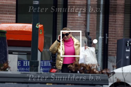 Amsterdam 20 januari 2023
Connie Witteman doet in haar groene biro en gouden jas met roze trui boodschappen in Amsterdam zuid.