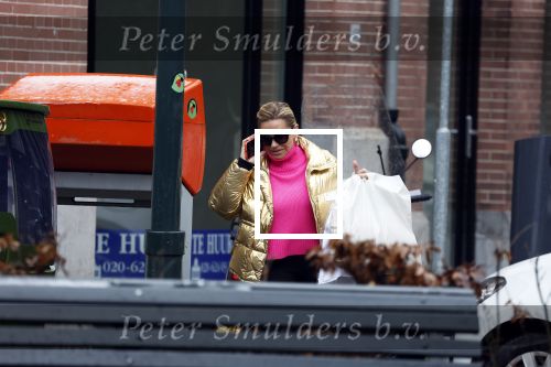 Amsterdam 20 januari 2023
Connie Witteman doet in haar groene biro en gouden jas met roze trui boodschappen in Amsterdam zuid.