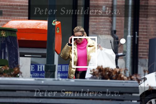 Amsterdam 20 januari 2023
Connie Witteman doet in haar groene biro en gouden jas met roze trui boodschappen in Amsterdam zuid.