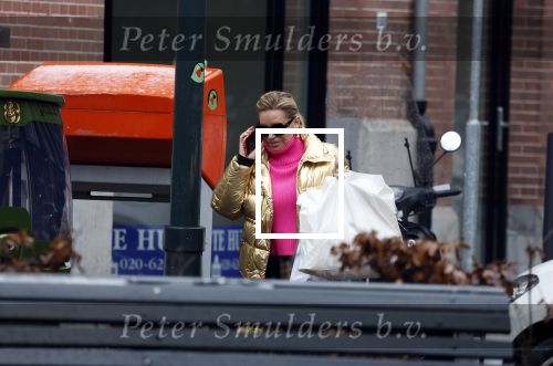 Amsterdam 20 januari 2023
Connie Witteman doet in haar groene biro en gouden jas met roze trui boodschappen in Amsterdam zuid.