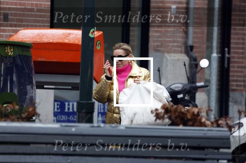 Amsterdam 20 januari 2023
Connie Witteman doet in haar groene biro en gouden jas met roze trui boodschappen in Amsterdam zuid.