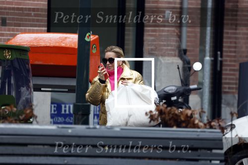 Amsterdam 20 januari 2023
Connie Witteman doet in haar groene biro en gouden jas met roze trui boodschappen in Amsterdam zuid.