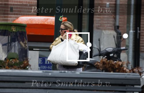 Amsterdam 20 januari 2023
Connie Witteman doet in haar groene biro en gouden jas met roze trui boodschappen in Amsterdam zuid.