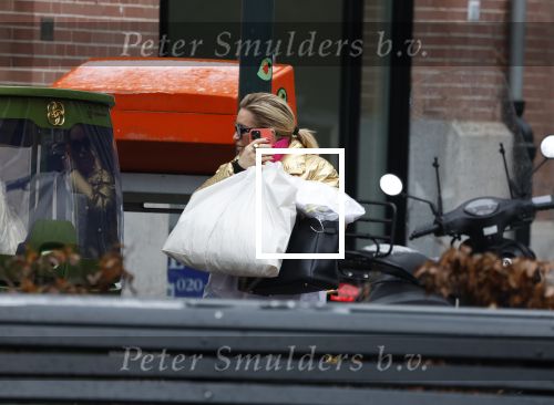 Amsterdam 20 januari 2023
Connie Witteman doet in haar groene biro en gouden jas met roze trui boodschappen in Amsterdam zuid.