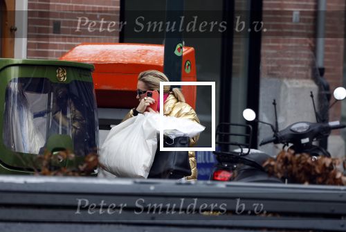 Amsterdam 20 januari 2023
Connie Witteman doet in haar groene biro en gouden jas met roze trui boodschappen in Amsterdam zuid.