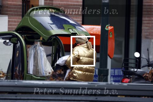 Amsterdam 20 januari 2023
Connie Witteman doet in haar groene biro en gouden jas met roze trui boodschappen in Amsterdam zuid.