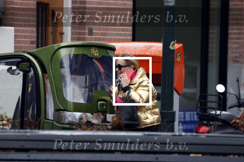 Amsterdam 20 januari 2023
Connie Witteman doet in haar groene biro en gouden jas met roze trui boodschappen in Amsterdam zuid.