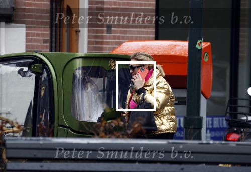 Amsterdam 20 januari 2023
Connie Witteman doet in haar groene biro en gouden jas met roze trui boodschappen in Amsterdam zuid.