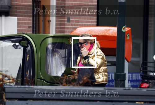 Amsterdam 20 januari 2023
Connie Witteman doet in haar groene biro en gouden jas met roze trui boodschappen in Amsterdam zuid.