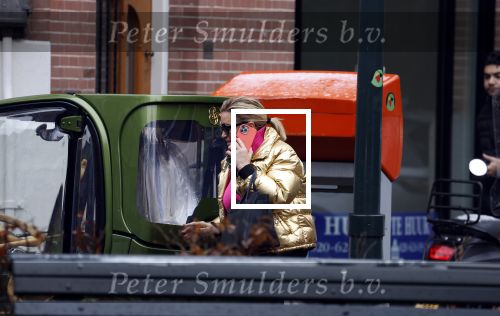 Amsterdam 20 januari 2023
Connie Witteman doet in haar groene biro en gouden jas met roze trui boodschappen in Amsterdam zuid.
