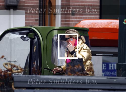 Amsterdam 20 januari 2023
Connie Witteman doet in haar groene biro en gouden jas met roze trui boodschappen in Amsterdam zuid.