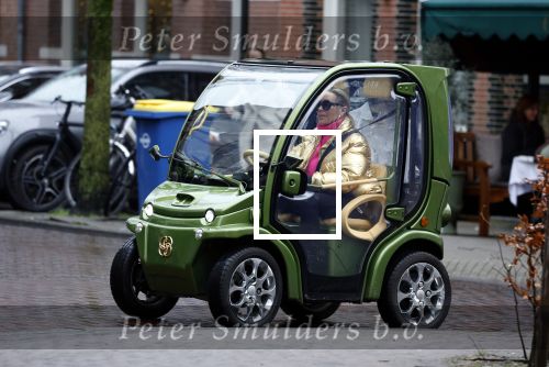 Amsterdam 20 januari 2023
Connie Witteman doet in haar groene biro en gouden jas met roze trui boodschappen in Amsterdam zuid.