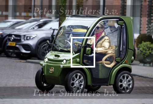 Amsterdam 20 januari 2023
Connie Witteman doet in haar groene biro en gouden jas met roze trui boodschappen in Amsterdam zuid.