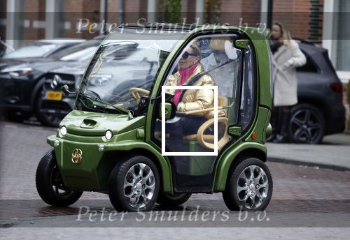 Amsterdam 20 januari 2023
Connie Witteman doet in haar groene biro en gouden jas met roze trui boodschappen in Amsterdam zuid.