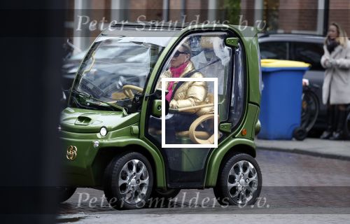 Amsterdam 20 januari 2023
Connie Witteman doet in haar groene biro en gouden jas met roze trui boodschappen in Amsterdam zuid.