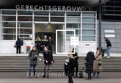 Utrecht 9 februari 2023
Kort geding Roxeanne Hazes vs. Rachel Hazes.  Roxeanne Hazes haar advocaat Maarten Kox (l) komt aan bij de rechtbank in Utrecht. Naast hem loopt ex advocaat Mr Tomlow en erachter Marieke v Beek en Robert Arjan Israel met vriendin