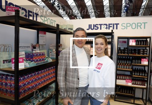 Amsterdam 18 februari 2023
Hein Vegeer en zijn dochter staan met div produkten op de huishoudbeurs (JustBfit Sport)