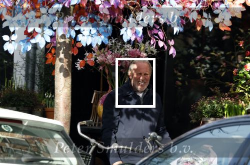 Amsterdam 11 februari 2023
Henk de Vries koopt bloemen bij Menno Kroon  in Amsterdam Zuid