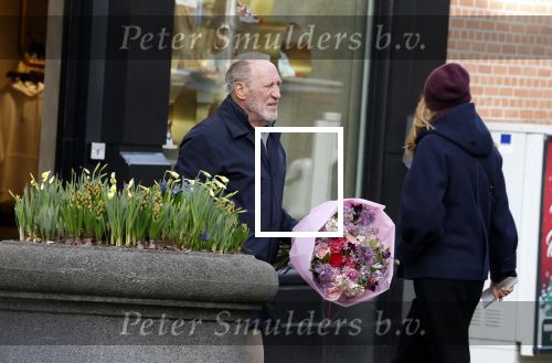 Amsterdam 11 februari 2023
Henk de Vries koopt bloemen bij Menno Kroon  in Amsterdam Zuid