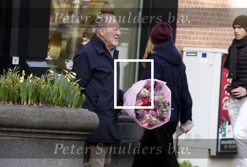 Amsterdam 11 februari 2023
Henk de Vries koopt bloemen bij Menno Kroon  in Amsterdam Zuid