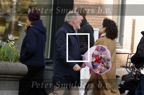 Amsterdam 11 februari 2023
Henk de Vries koopt bloemen bij Menno Kroon  in Amsterdam Zuid
