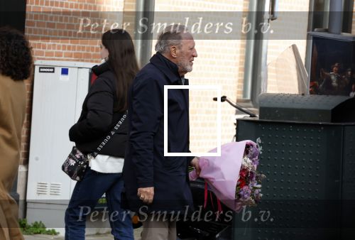 Amsterdam 11 februari 2023
Henk de Vries koopt bloemen bij Menno Kroon  in Amsterdam Zuid
