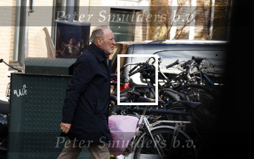 Amsterdam 11 februari 2023
Henk de Vries koopt bloemen bij Menno Kroon  in Amsterdam Zuid