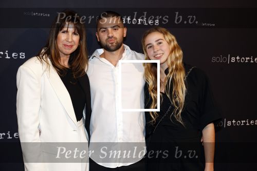 Amsterdam 11 februari 2023
Premiere Soy Kroon in het nieuwe deLamar theater.
Isa Hoes met haar kinderen Vlinder Kamerling en Merlijn Kamerling