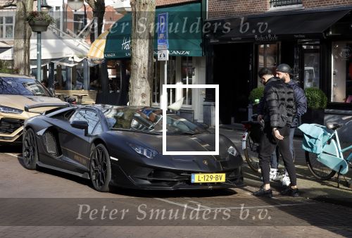 Amsterdam 10 februari 2023
Mobicepp en Joey Bravo in hun Lamborghini\'s in Amsterdam zuid.