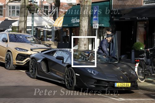 Amsterdam 10 februari 2023
Mobicepp en Joey Bravo in hun Lamborghini\'s in Amsterdam zuid.