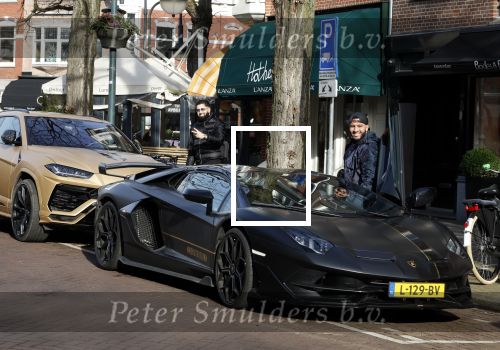 Amsterdam 10 februari 2023
Mobicepp en Joey Bravo in hun Lamborghini\'s in Amsterdam zuid.