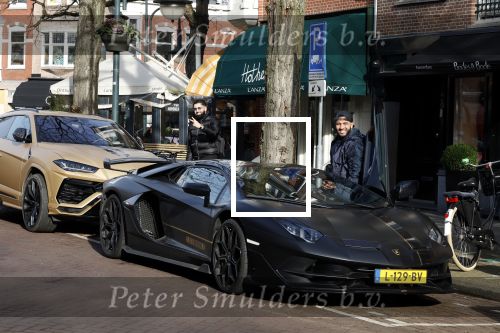 Amsterdam 10 februari 2023
Mobicepp en Joey Bravo in hun Lamborghini\'s in Amsterdam zuid.