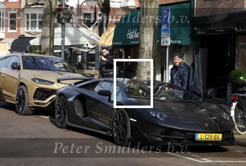 Amsterdam 10 februari 2023
Mobicepp en Joey Bravo in hun Lamborghini\'s in Amsterdam zuid.