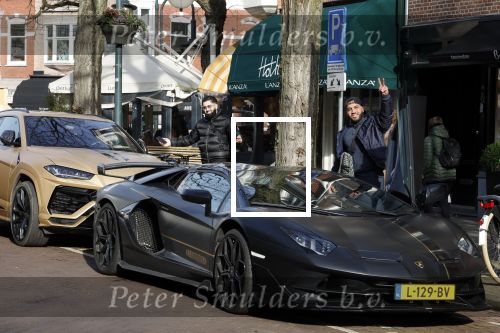 Amsterdam 10 februari 2023
Mobicepp en Joey Bravo in hun Lamborghini\'s in Amsterdam zuid.