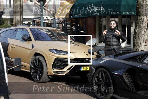 Amsterdam 10 februari 2023
Mobicepp en Joey Bravo in hun Lamborghini\'s in Amsterdam zuid.