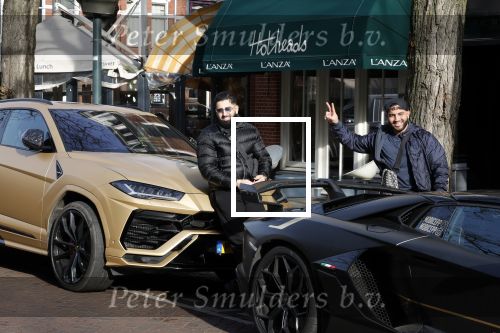 Amsterdam 10 februari 2023
Mobicepp en Joey Bravo in hun Lamborghini\'s in Amsterdam zuid.