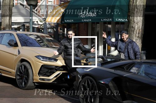 Amsterdam 10 februari 2023
Mobicepp en Joey Bravo in hun Lamborghini\'s in Amsterdam zuid.