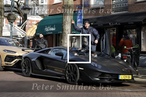 Amsterdam 10 februari 2023
Mobicepp en Joey Bravo in hun Lamborghini\'s in Amsterdam zuid.