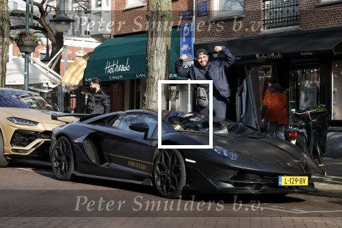 Amsterdam 10 februari 2023
Mobicepp en Joey Bravo in hun Lamborghini\'s in Amsterdam zuid.