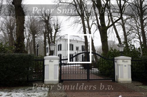 Huizen 21 januari 2023
Jeroen Rietbergen zijn auto staat op het terrein bij het huis van Linda de Mol geparkeerd.