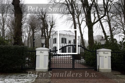 Huizen 21 januari 2023
Jeroen Rietbergen zijn auto staat op het terrein bij het huis van Linda de Mol geparkeerd.