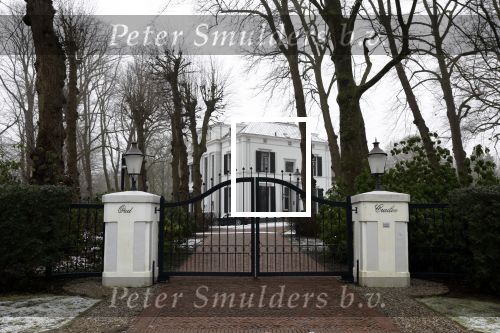 Huizen 21 januari 2023
Jeroen Rietbergen zijn auto staat op het terrein bij het huis van Linda de Mol geparkeerd.