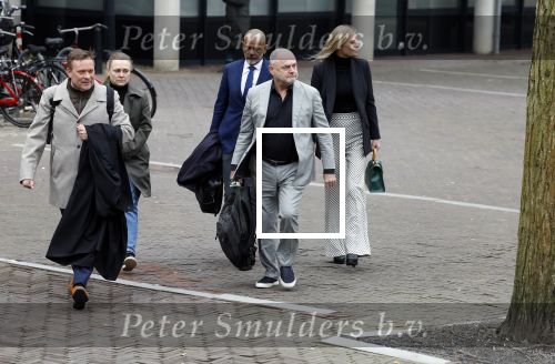 Utrecht 9 februari 2023
Kort geding Roxeanne Hazes vs. Rachel Hazes.  Roxeanne Hazes haar advocaat Maarten Kox (l) komt aan bij de rechtbank in Utrecht. Naast hem loopt ex advocaat Mr Tomlow en erachter Marieke v Beek en Robert Arjan Israel met vriendin
